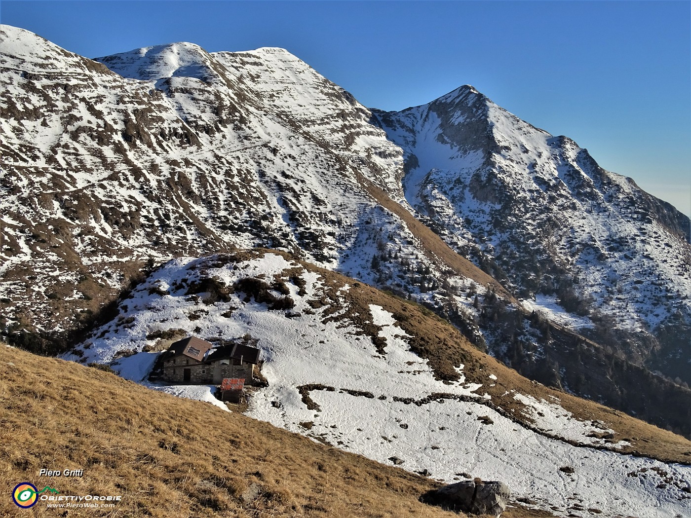 48 Vista sulla Baita Zuccone e verso Cime Foppazzi (2097 m) e Grem (2049 m).JPG